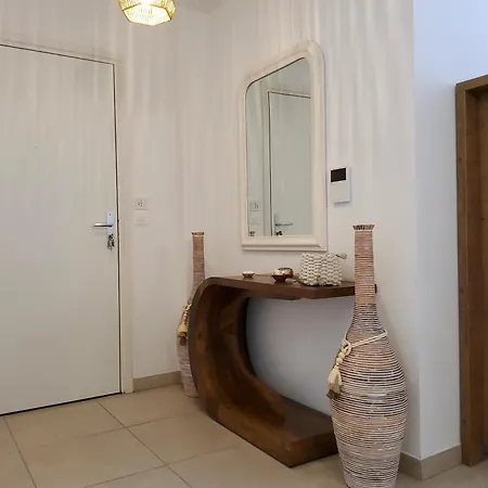 2 - 50 M De La - Parking Apartment *