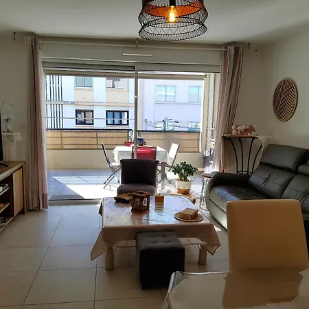 2 - 50 M De La - Parking *