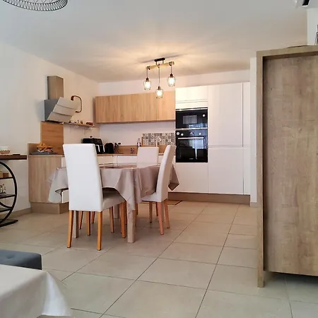 Apartment 2 - 50 M De La - Parking