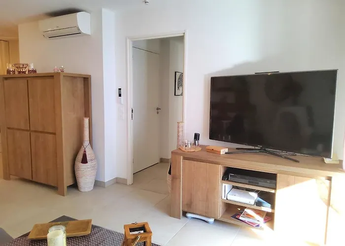 2 - 50 M De La - Parking Apartment *