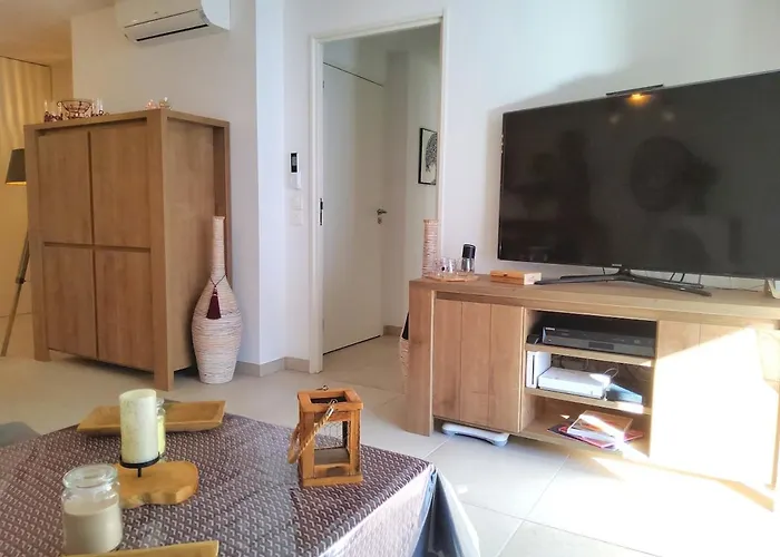 2 - 50 M De La - Parking * Fréjus