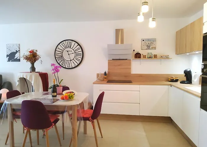 2 - 50 M De La - Parking *