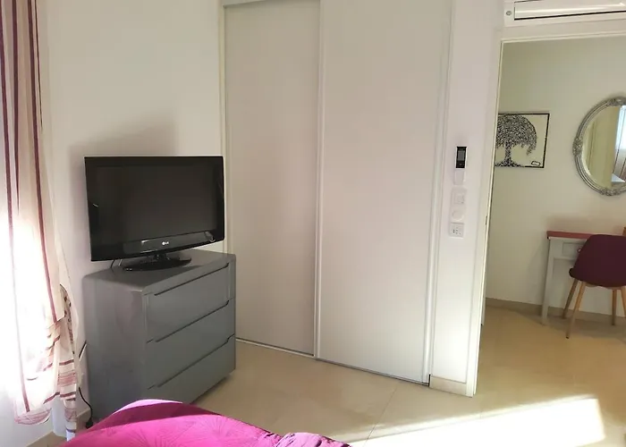 2 - 50 M De La - Parking Fréjus