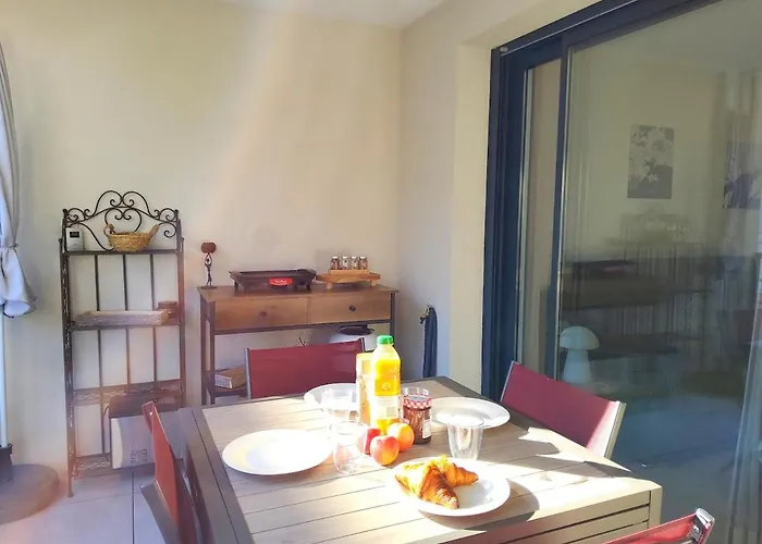 2 - 50 M De La - Parking Apartment