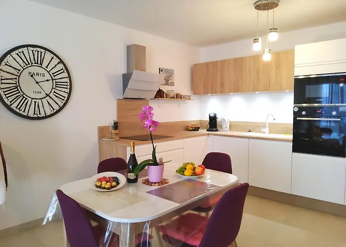 2 - 50 M De La - Parking Apartment