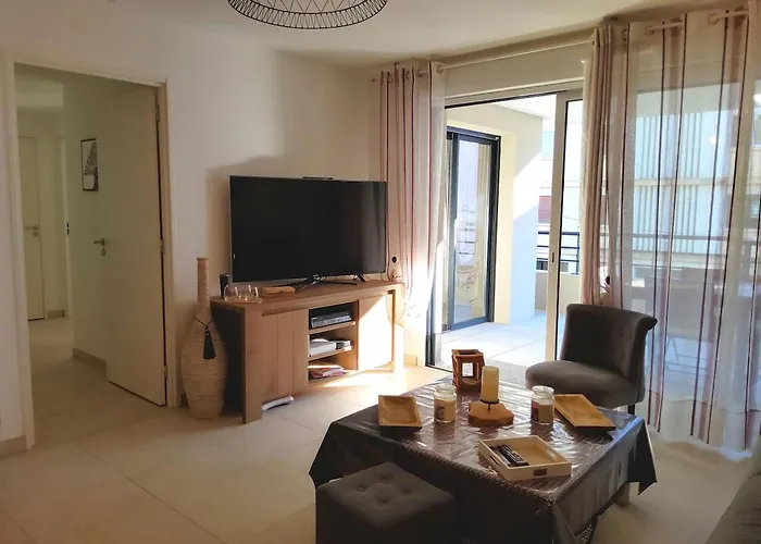 2 - 50 M De La - Parking * Fréjus