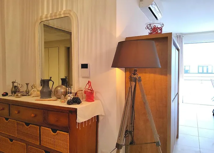 2 - 50 M De La - Parking Apartment