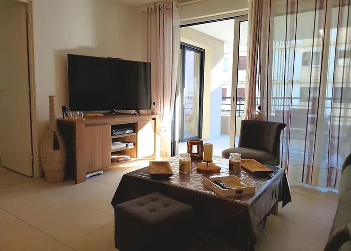 2 - 50 M De La - Parking * Fréjus