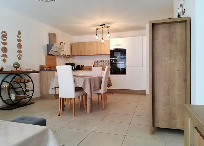 Apartment 2 - 50 M De La - Parking